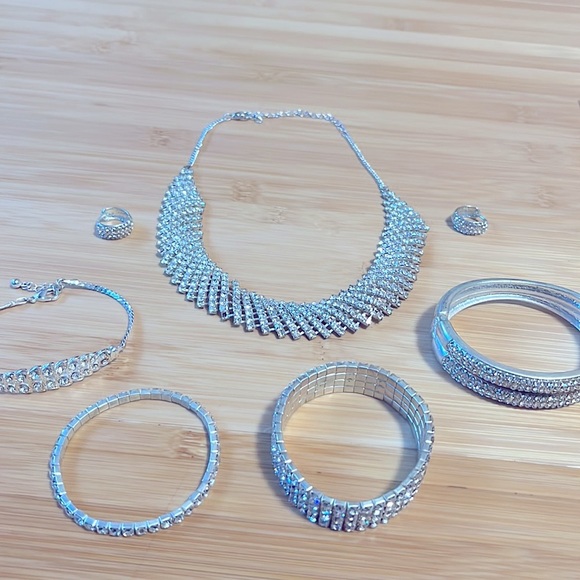 A Set of Jewelry’s: Necklace, Earrings, Bracelets - Picture 2 of 4